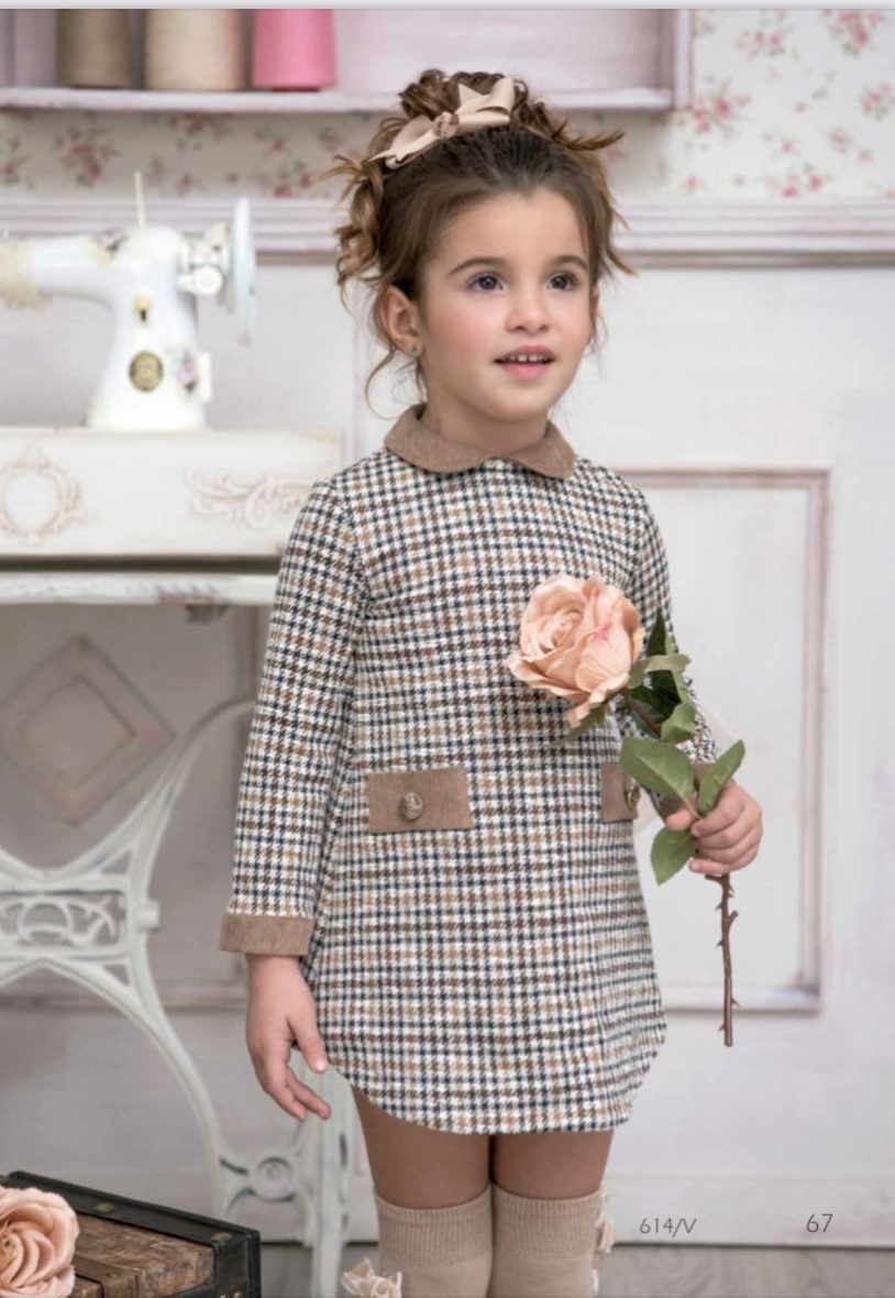 Vestido en tonos marrón  de Miranda