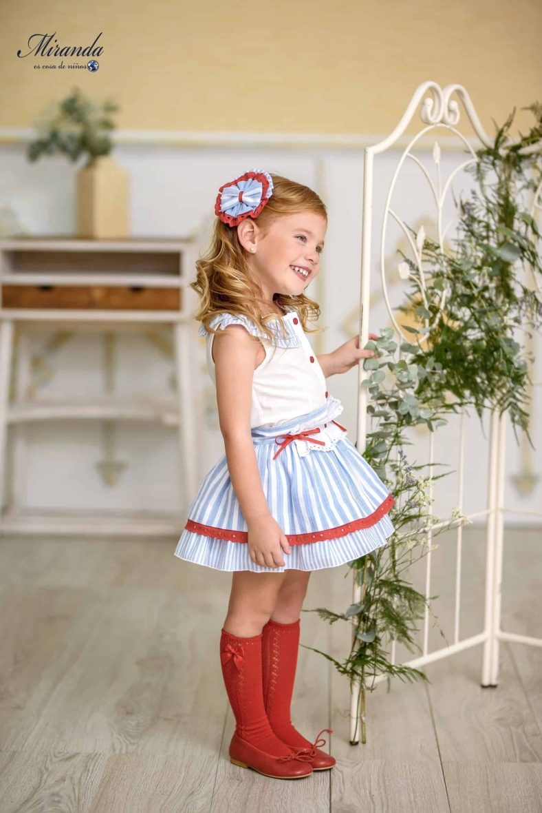 Conjunto ceremonia niña Blusa blanca y Falda celeste a rayas «lucía» Miranda Verano
