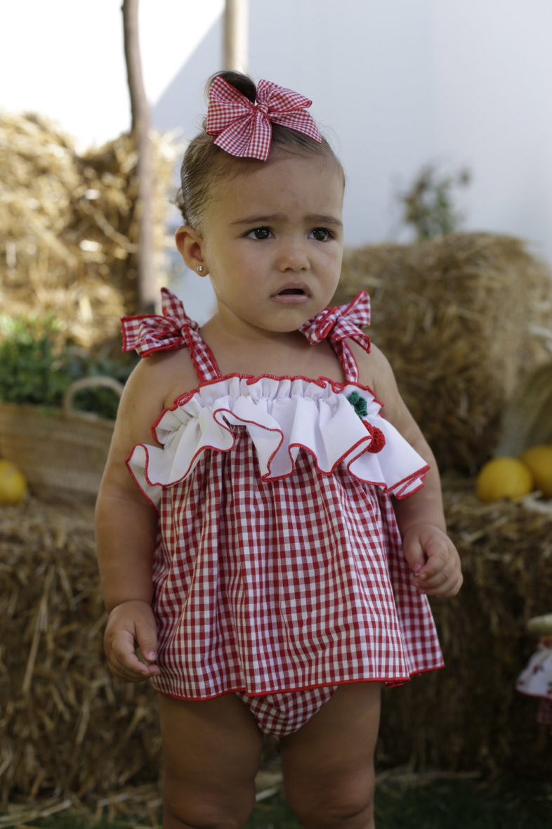 Jesusito bebé niña a cuadros Vichy Rojo Familia Cerezas Pio Pio