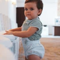 Conjunto para bebé niño bordado en Vichy verde empolvado de la marca Cocote.

Pantalón precioso con bordado de puntilla.

tirantes con mismo estampado que la camisa en vichy verde empolvado.

Temporada Primavera-Verano 2022.

Firma: Cocote