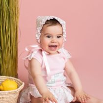 Conjunto para bebé niña en color rosa colección Casitas de la firma Foque

Nueva Colección primavera verano 2022.

Suéter en punto de algodón rosa bebe con una bonita casita. Lleva lazos al hombro de popelín en el mismo estampado que le braga con volantes.

Es ideal para cualquier ocasión, su niña será el centro de las miradas y además irá super cómoda.

Fabricado en España.

En Vísteme y Verás tenemos ropa de Foque ideal para sus niños y niñas, no se pierda los conjuntos de niña seleccionados para esta temporada.

Firma: Foque.