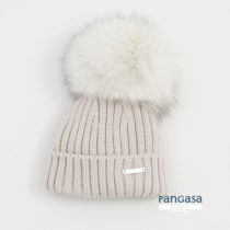 gorro Pangasa pompón pelo natural camel