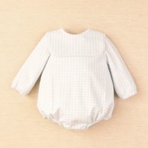 Pelele para bebé niño de la colección pata de gallo de Cocote.
Temporada Otoño-invierno 2022 .

Con estampado a cuadros en tono celeste y blanco, cuello con volante.

Fabricado y diseñado en España.

Firma: Cocote