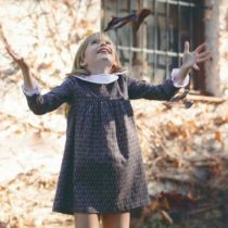 Vestido niña colección Lavander de Eve Children de la temporada Otoño - Invierno 2022 Vestido con cuello blanco Nueva Colección O-invierno Confeccionado en viella con fondo color Iris (berenjena oscuro) con estampado de espiras blancas lavanda. Cuello blanco redondo a juego con volante de mangas. Fabricado en España Firma: Eve Children