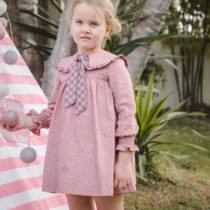 Vestido niña de la colección bellotas de Cocote.
Temporada Otoño-invierno 2022 .

Vestido de color rosa empolvado oscuro, estampado de bellotas pequeñitas, con detalles a cuadros en cuello.

Talla AMPLIO, sobre todo LARGO, mirad medidas más abajo.

Fabricado y diseñado en España.