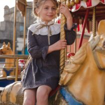 Espectacular Vestido para niña Topos Oro de José Varón Otoño - Invierno 2022

de la Familia Dorada de José Varón otoño invierno 2022.

Vestido en tejido bambula de color gris marengo con apliques pequeñitos dorados,

cuellecito de tela blanca, con lacito dorado, con botones en pecho y cintas doradas con lazo a ambos lados.