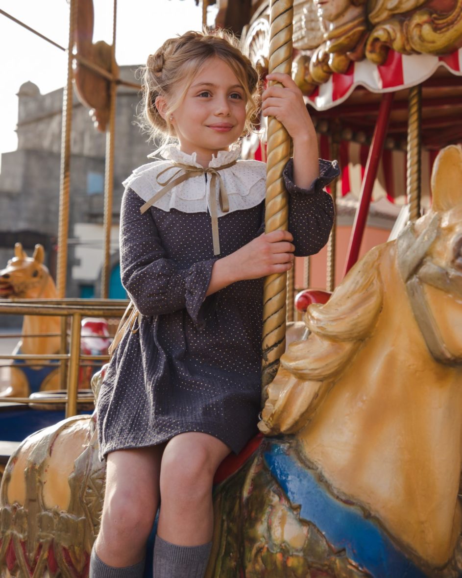 Vestido niña Topos Oro familia dorada de José Varón Otoño – Invierno 2022