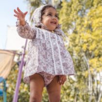 Vestido - jesusito de tres piezas para bebé niña de la colección Flores de José Varón Otoño-invierno 2022 .

Compuesto por Jesusito con capota y braguita hecha de viella con estampado de flores en color rossete.

Tiene encaje crudo

Fabricado y diseñado en España

Firma: José Varón